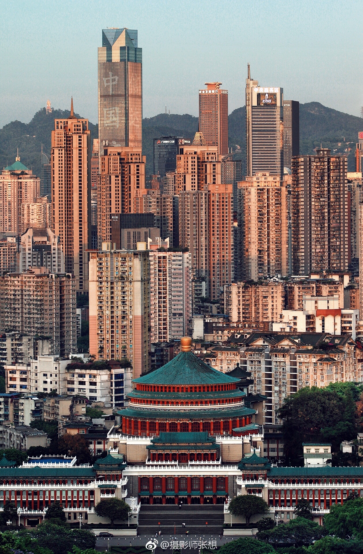 如今已是重庆最具代表性的标志性建筑和外地人来重庆必杀技