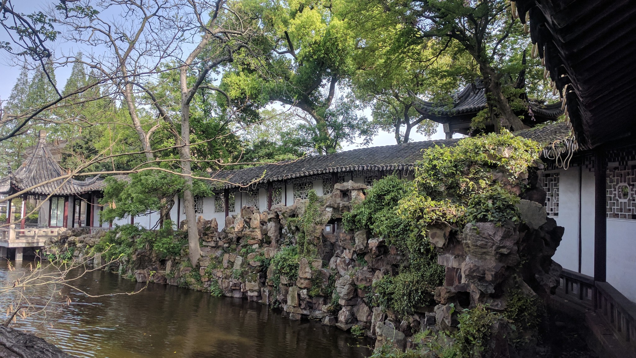 沧浪亭中著名的复廊.