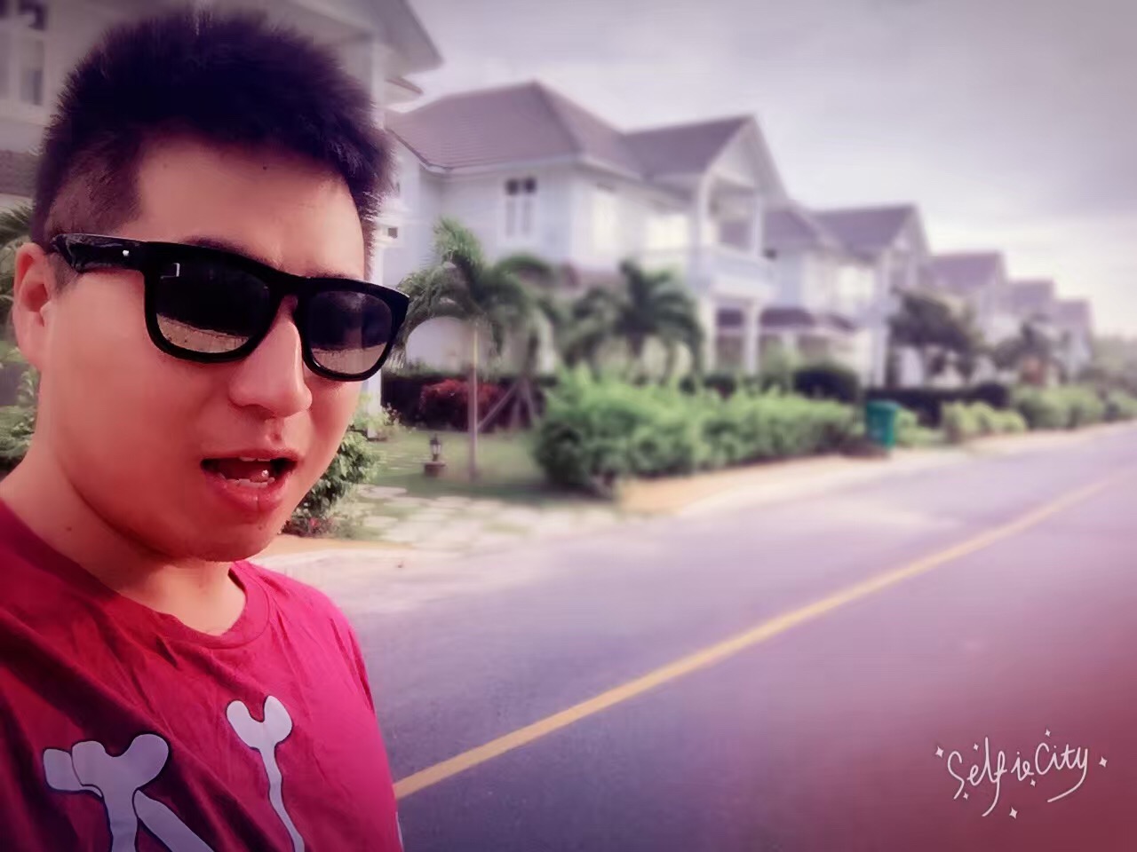 一大早出发的乔大爷还不忘自拍.