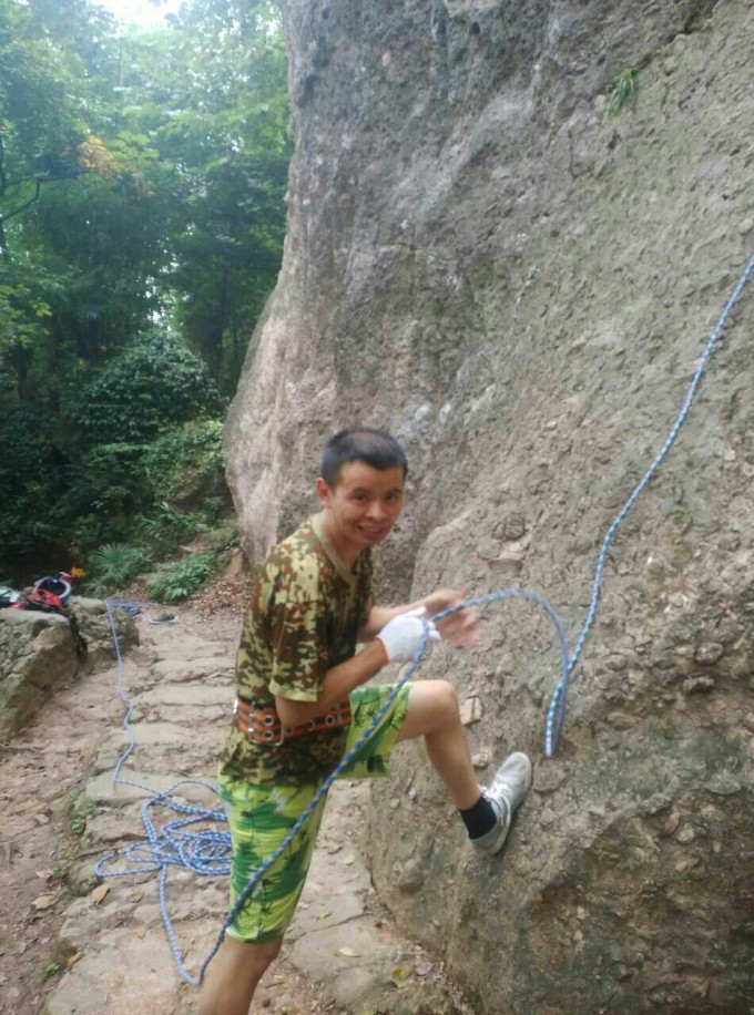 其间,有两位美女大侠(为什么称女侠,后面是有原因的)到现场看场地,据其说是周四将组团过来攀岩的。 可不和谐的一幕也来了,出现了一个老太婆居然提出要收费,一会儿说是收管理费,一会儿说是收卫生费,一会儿又说是这片山林的主人,不交费不让爬。 这么大年纪还出来讹人为了避免冲突,想着给她十元算了,可这太婆骂骂咧咧还不情愿。 这时,一旁参观的两位美女开始显示女侠风范,站出来打抱不平了。 可惜,最终女侠离开也没来得及请教女侠
