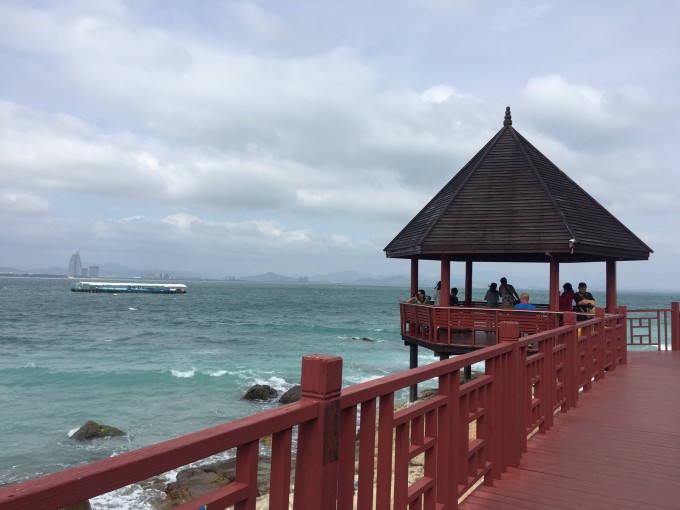 。 【酒店】: 定了两家,市区的哈曼度假酒店 亚龙湾的金茂希尔顿。 哈曼酒店给四颗星,主要是地理位置优越,楼下就是商场,离着第一市场步行要半小时的距离吧 金茂希尔顿我给超五星,满足了我对海滩度假的全部要求。私人沙滩,超大园林,房间也不错,工作人员态度很好。缺点就是比较荒凉,但是外卖很发达! 【交通】 全部是旅行社包车 【吃】 第一市场林姐海鲜(强烈推荐!); 大菠萝里的椰子鸡(味道很清淡,推荐三颗星); 大菠萝里的拾味馆(强烈推荐汤还有鱼); 大菠萝里的宝丽餐厅(没什么特色,不推荐); 金茂希尔顿沙滩烧烤