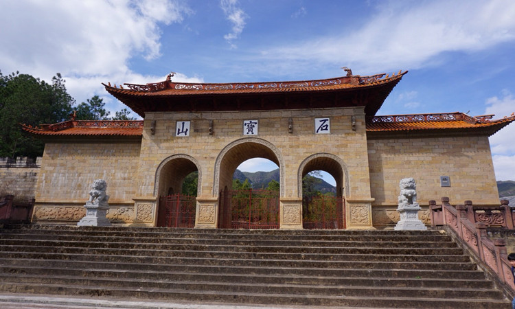 石宝山位于大理州北部剑川县,因为地貌独特,有很多奇峰异石,得名"石宝