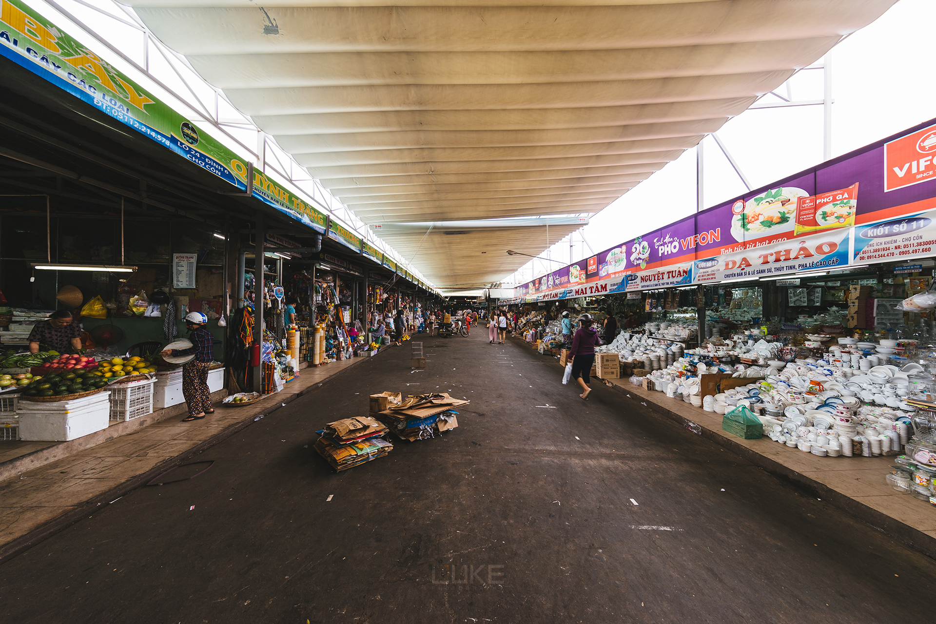 同春市场是河内最大的杂货市场,大楼内经营着各种日用品,外围的街道