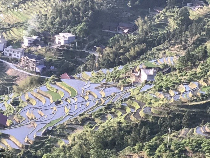 抗日战争胜利受降旧址。景区凭身份证领票入场,刚参观完受降纪念坊,正往受降旧址走,突然来了一阵狂风暴雨,把我们困在何应钦办公室旧址处,电也停了,路两旁的大松树被连根拔起,倒了三棵,其中一棵倒下时砸到何应钦办公室楼上,也就是我们的头上,好险!冒着小雨看了受降旧址,1945年8月21日至9月8日,何应钦在这里举行了震惊中外的