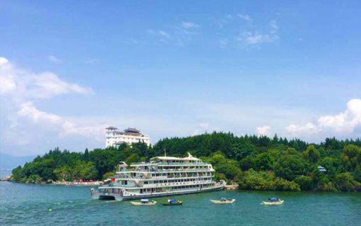 1. 在旅游行程中,个别景点景区、餐厅、休息区等场所存在商场等购物场所,上述场所非旅行社安排的指定购物场所。本公司提醒旅游者根据自身需要,理性消费并索要必要票据。如产生消费争议,请自行承担相关责任义务,由此带来的不便,敬请谅解! 2. 目的地可能有部分私人经营的娱乐、消费场所,此类组织多数无合法经营资质,存在各种隐患。为了您的安全和健康考虑,本公司提醒您,谨慎消费; 3.