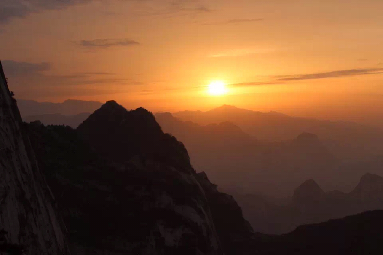 2015年,华山  虽然华山顶特别的冷,可是夕阳渲染天空的颜色格外耀眼.