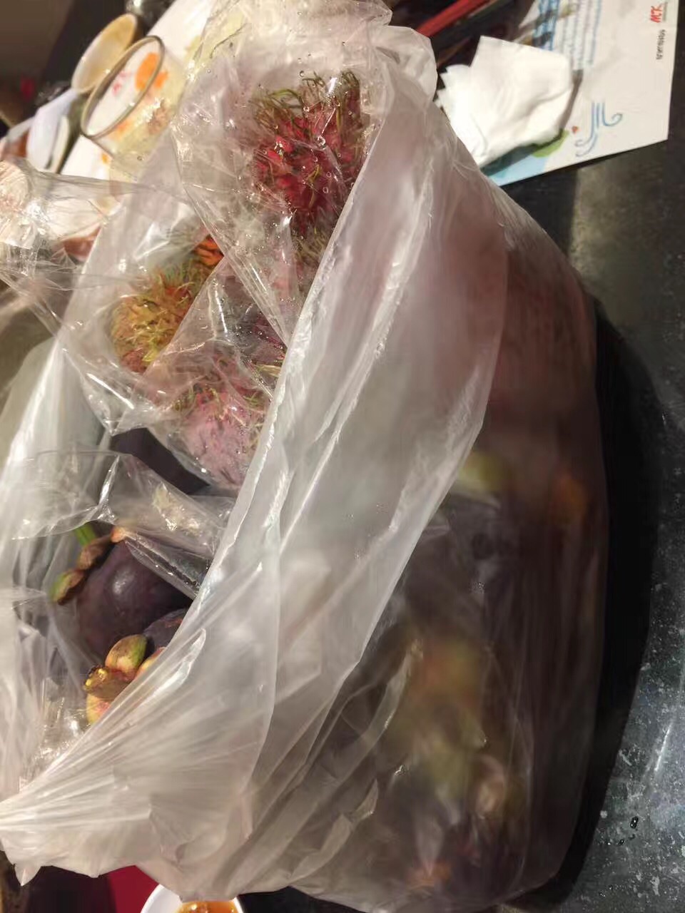 一大袋水果,每袋都是100泰铢,很便宜.
