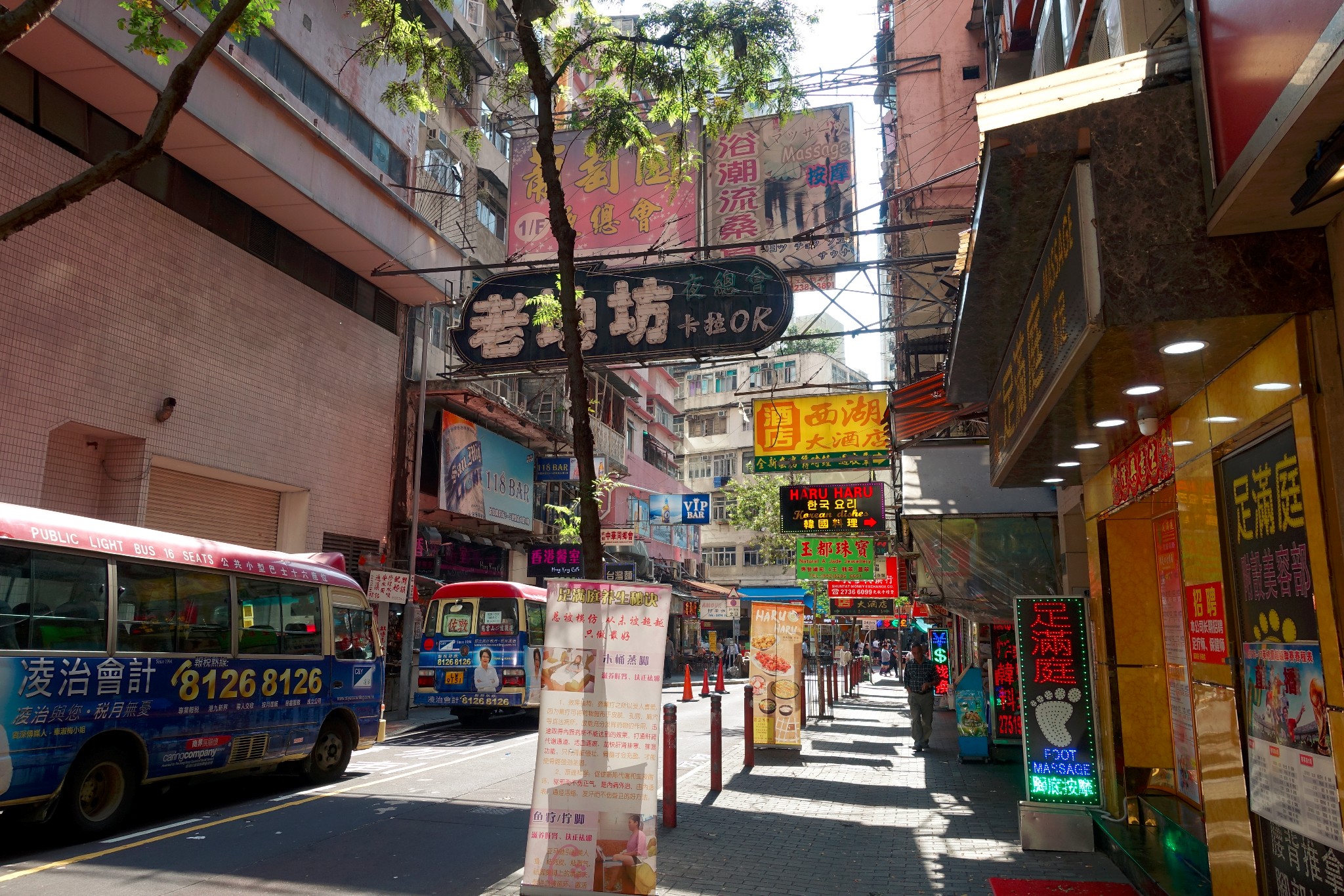 "  庙街在油麻地,其实最适合晚上来这个地方,这里有香港最负盛名夜市
