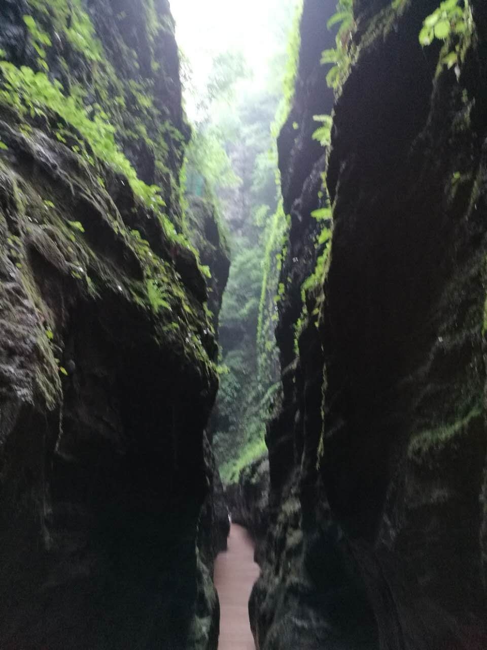 陡峭的山峰,与地面基本是垂直的角度.