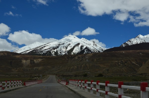 自驾游旅行视频西藏 wKgBZ1nwKtSAT9a8AAnHgMymKjc80.jpeg?imageView2%2F2%2Fw%2F600%2Fh%2F600%2Fq%2F90