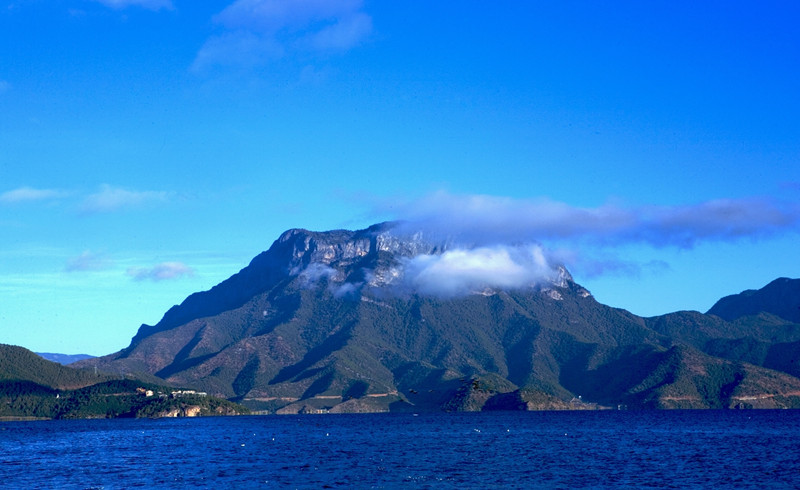 泸沽湖格姆女神山神山
