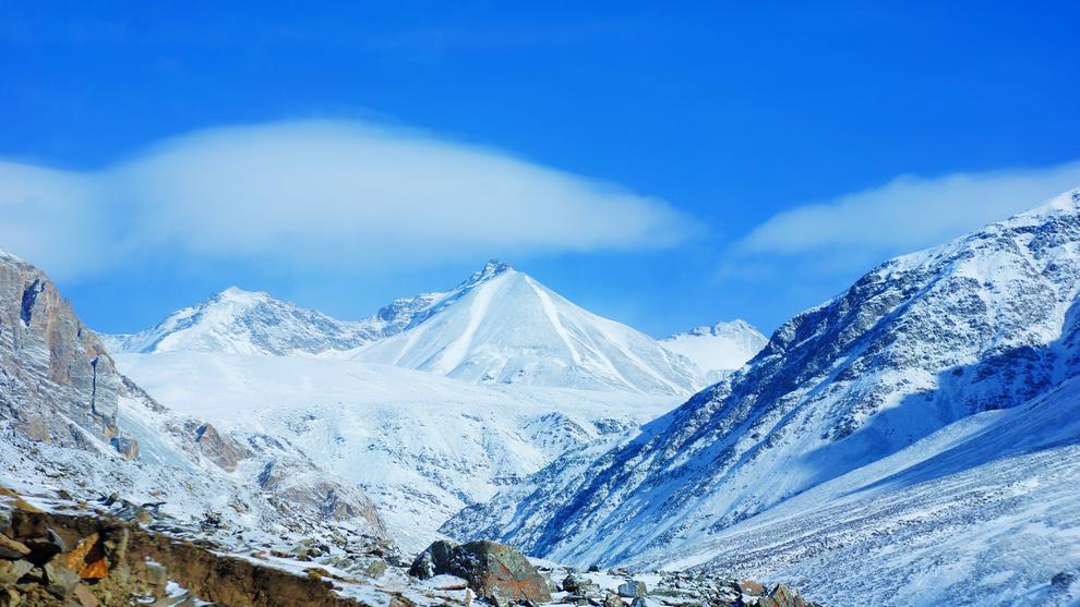 位于青海门源县的岗什卡雪峰,又称冷龙岭,是祁连山东段最高峰,海拔