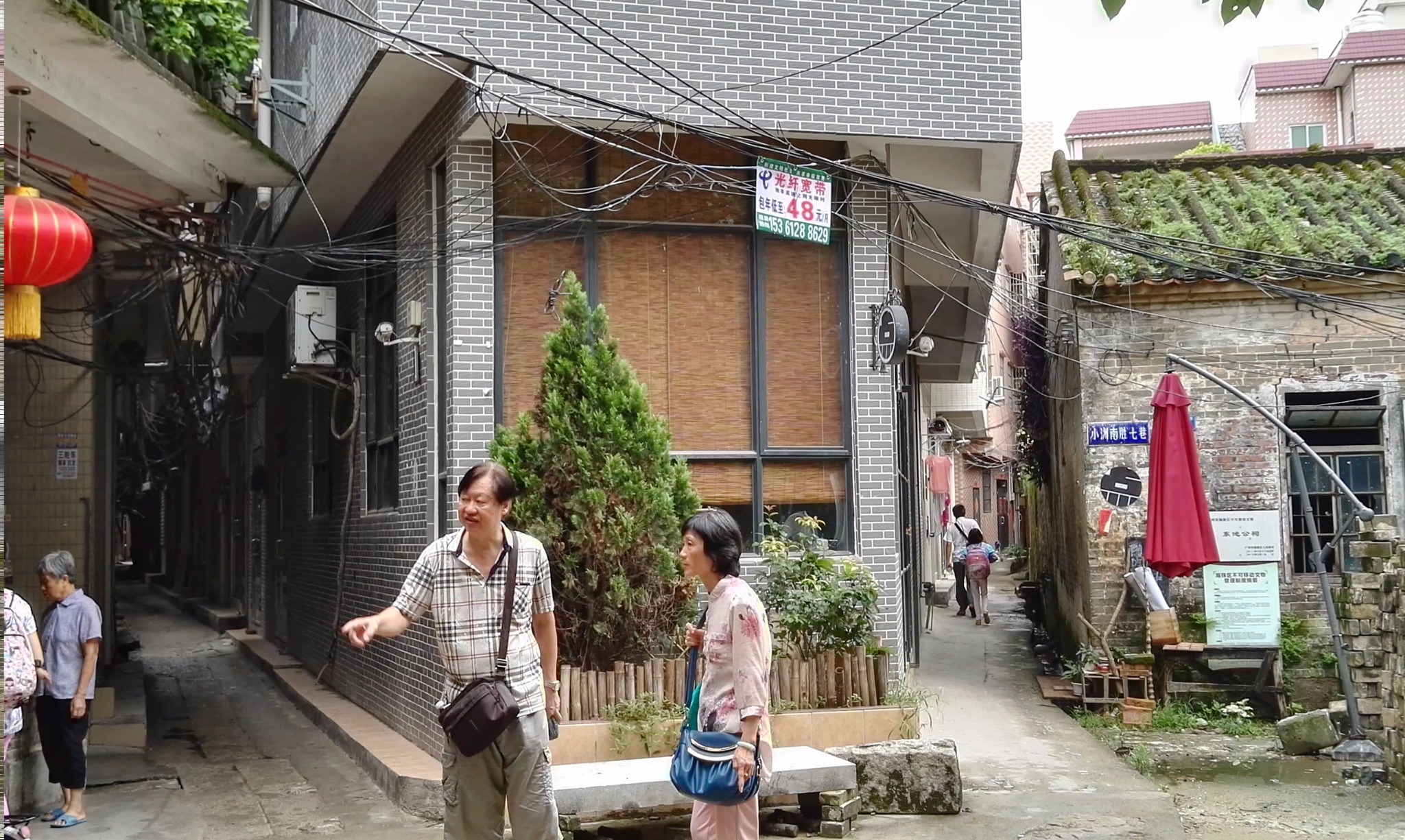下图中两条巷子都能走,里面都是相通的,只是道路比较小. 女儿的手指.