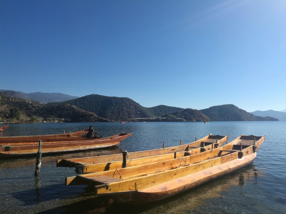 泸沽湖拍婚纱_旅拍泸沽湖背影