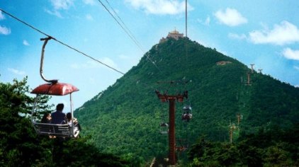 韶峰景区位于韶山冲南,距毛泽东故居约3km,海拔520m,又名仙顶峰.