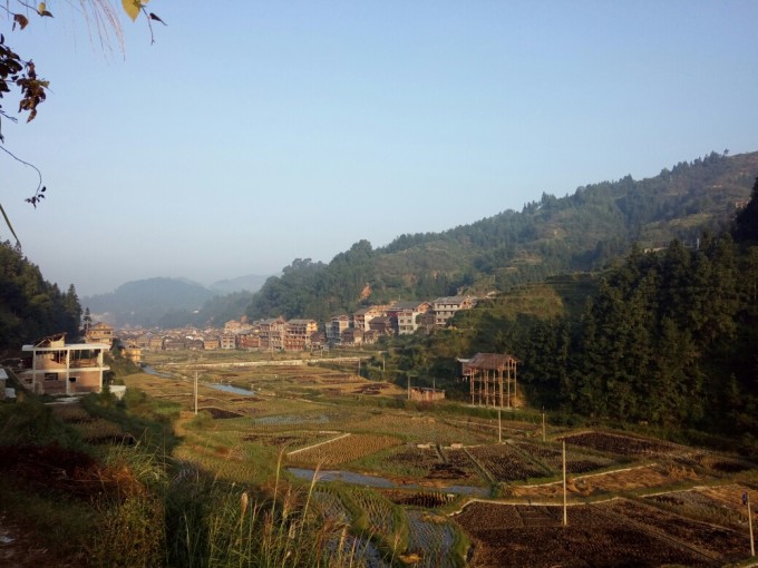 说说这次旅行 提前做好了计划,纠结了很多地方,最终在千户苗寨和肇兴侗寨之间选择了一个侗寨。想去看一下这个被美国国家地理杂志评选为中国最美古村落之一的侗寨。原本预算7天的行程预计在1000元,从南宁出发,做火车。实际情况是又去了趟黄果树超出了500大洋。 第一天在路上 从南宁出发,到贵阳的火车需要11个小时,早上9点的半的火车,我的数学大概真的是体育老师教的,(貌似我的体育老师数学也没有那么差)我居然算成了下午5点到。只买了一盒泡面,没带别的吃的,朋友一脸全程坚信我让我更加觉得我没有问题@_@.