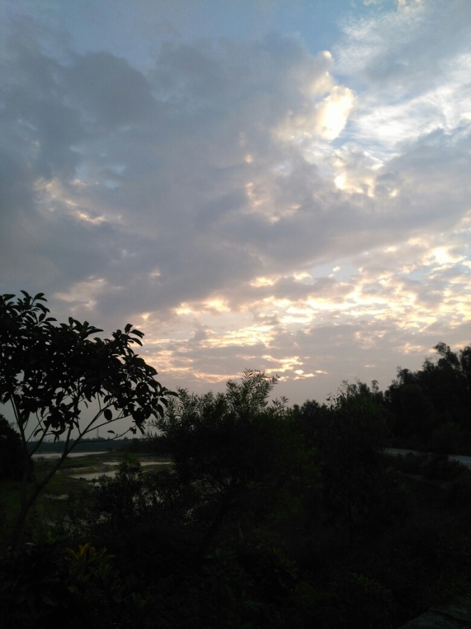 最受欢迎 自驾 游目的地(景点),被授予优秀旅游景点称号。其以灵秀的自然景观令人神往。环山依水,湖光山色,大小不一的山岭连绵起伏,山沟峡谷形态各异,林木茂盛,云蒸霞蔚,鸟语花香,是一个集旅游、观光、科普教育、休闲度假和运动娱乐于一体的生态郊野公园。
