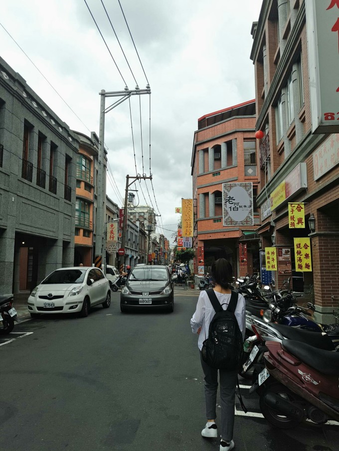 是,大美面前,人很容易意识到自己的渺小,或许当时我还想了更多,只是那更多,像被消化了一样,如何也再拼凑不出一个句子,一组词。 下午到达七星潭的时候,因为台风警戒,海边不能靠近,拉起了警戒线。只是打完卡就回去了,跟琳姐聊完天,去旁边的超商买啤酒,跟休假的服兵役的小哥哥喝,听他讲台湾服兵役的义务以及作为义务者的不情愿,听他讲他们的大学,以及异地相处的女友,原来,我真的很爱听别人说话,说有意思的话。 第二天的台风,自垦丁登陆,但花莲的风雨依然不小,Ann之前就提醒过我们,台风来临前,一定要记的买吃的,然而,我竟