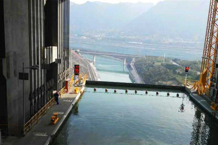 过葛洲坝船闸,坐三峡大坝升降机一日游纯玩无购物(含中餐)