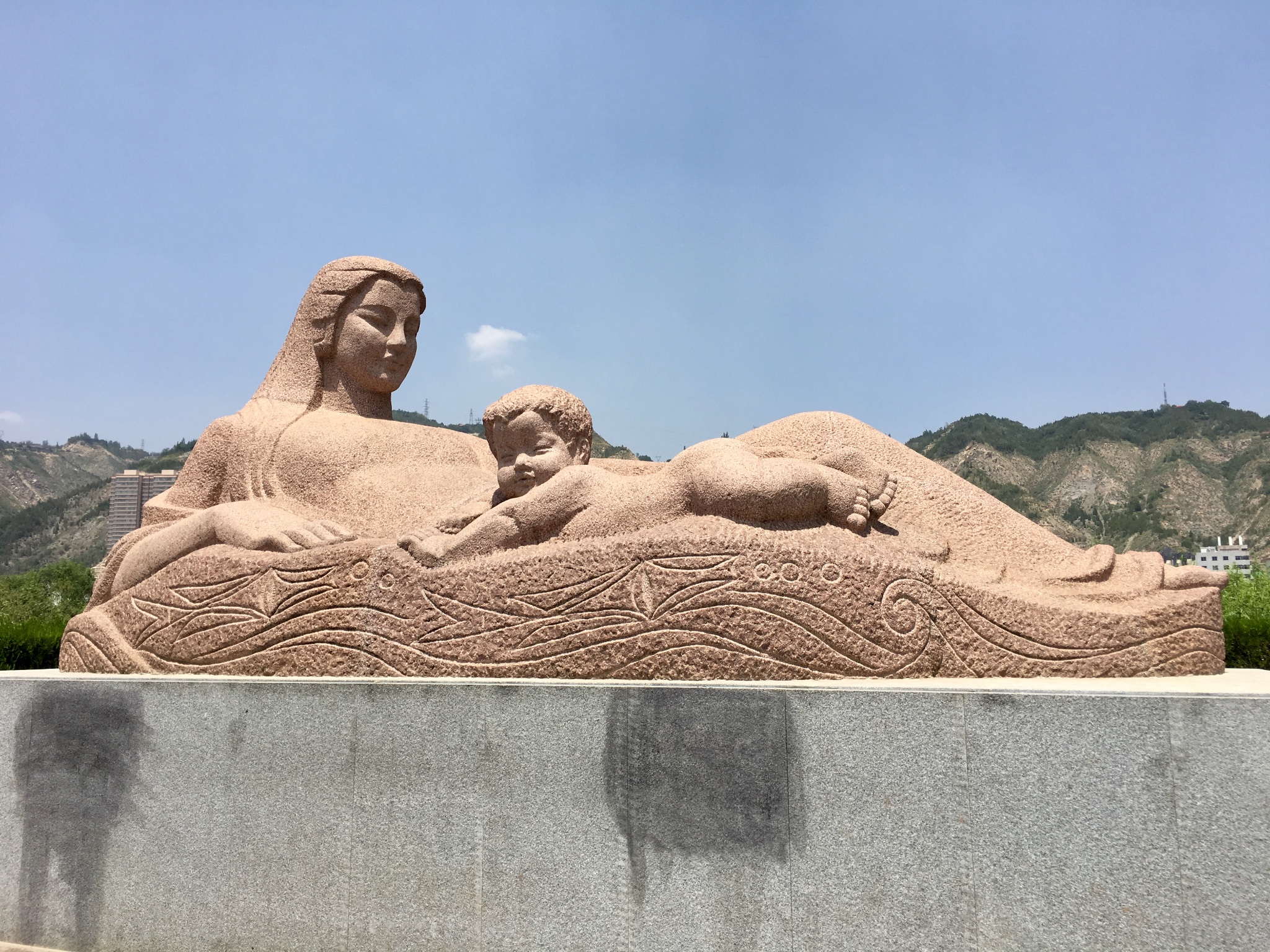 黄河母亲雕像        