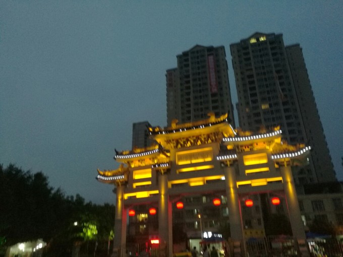 大埔地处广东省东北部,韩江上游。全县有人口50多万,海外侨胞50多万,县内居民均为客家人,是广东省著名的华侨之乡、文化之乡、陶瓷之乡、名茶之乡。 大埔,有如世外桃源、人间仙境,到处风光旖旎、四季如春、天地澄明、一尘不染。千百年来,耸翠的青山、映碧的绿水, 见证着客家人民艰辛、勤劳、勇敢的开拓历史,孕育了客家人民淳厚、朴实、善良的独特品质。大埔县境内群山环抱,有山中山之称,溪流众多,故古时曾以万川作县名。较为著名的有丰溪省级森林公园、双髻山省级森林公园、阴那山、西岩山、韩江、汀江、梅潭河等山水森林
