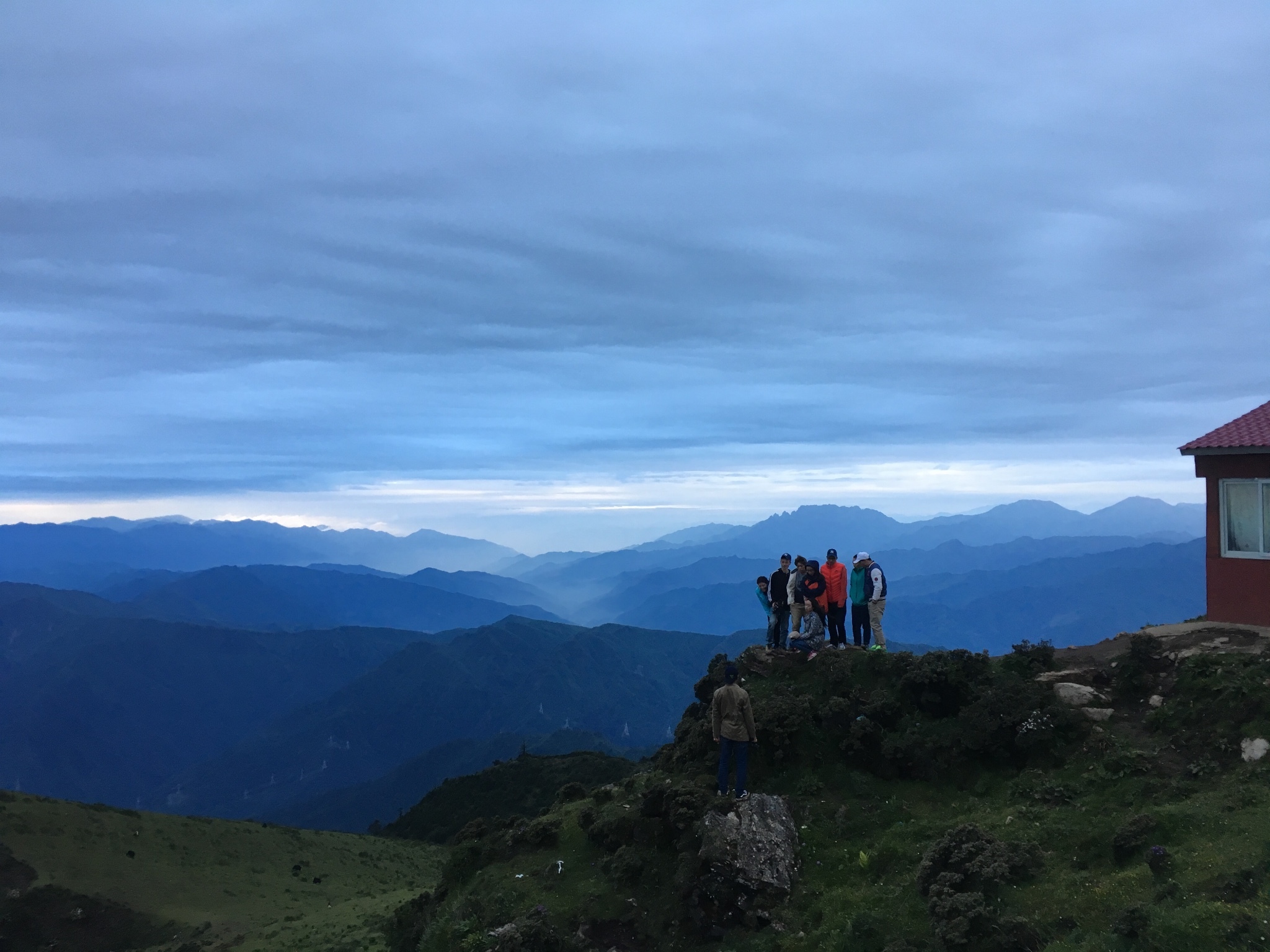 但就算天色渐晚,大家还是超兴奋地跑上最高山顶一睹牛背山的风光,打开