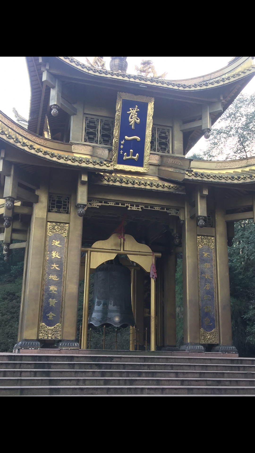 峨眉山下的寺廟遊