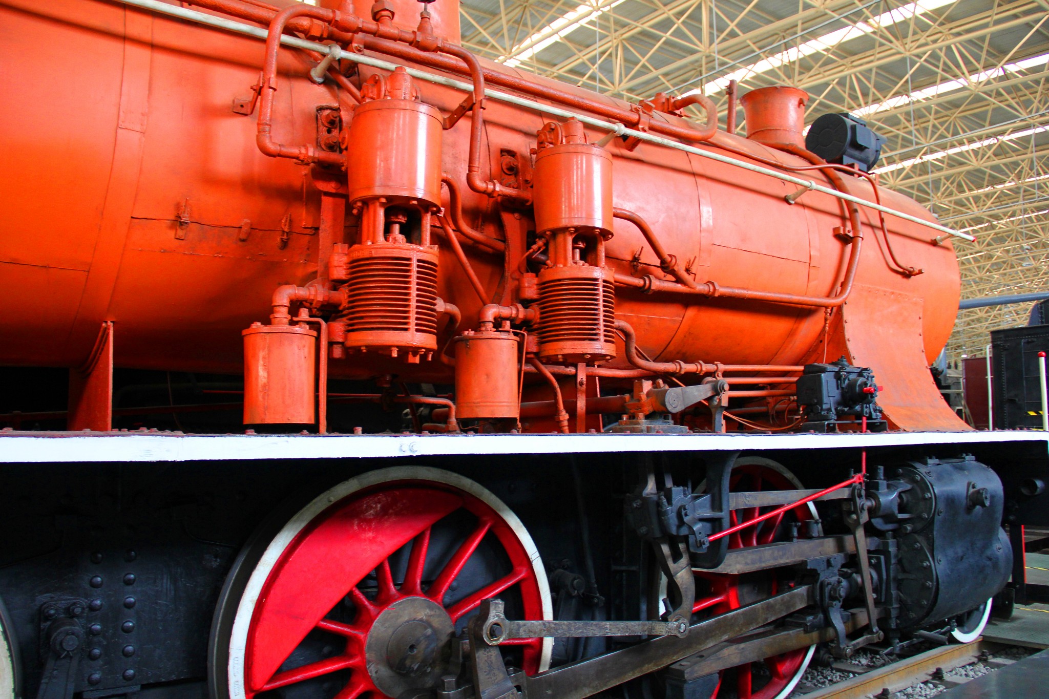 pl9型146号蒸汽机车蒸汽机车的车头就是个巨大的锅炉房,驾驶舱前面长