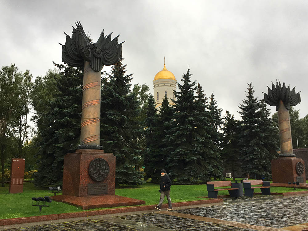 广场上5级巨大的台阶,在每级台阶都有刻着数字的大理石石碑,从194到 