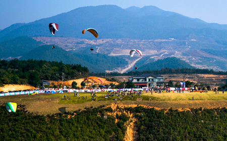 永安山中国滑翔伞训练基地位于天下佳山水,古今推富春的富阳常安镇
