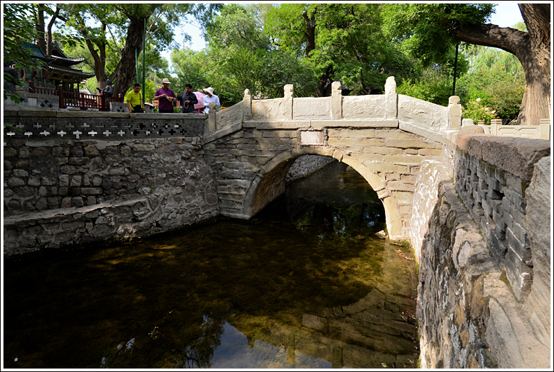 约6米,宽约3米的石桥,中间高凸如弓形,东西各有石阶数级,它横跨智伯渠